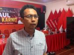Ketua Fraksi PDIP DPRD Jember Ipung, saat wawancara dengan awak media. (Foto: Aji)