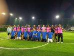 Tim PJU Polda NTB dan Tim Wartawan NTB berpose sebelum pertandingan dimulai.