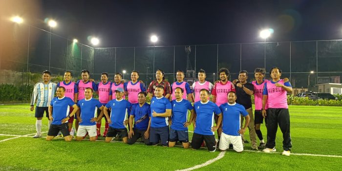 Tim PJU Polda NTB dan Tim Wartawan NTB berpose sebelum pertandingan dimulai.