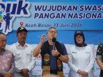 Menteri Koordinator (Menko) Bidang Pangan Zulkifli Hasan atau yang akrab disapa Menko Zulhas, saat menghadiri kegiatan “Rembuk Tani Pupuk Indonesia” di Kabupaten Aceh Besar. (Foto: Ist)