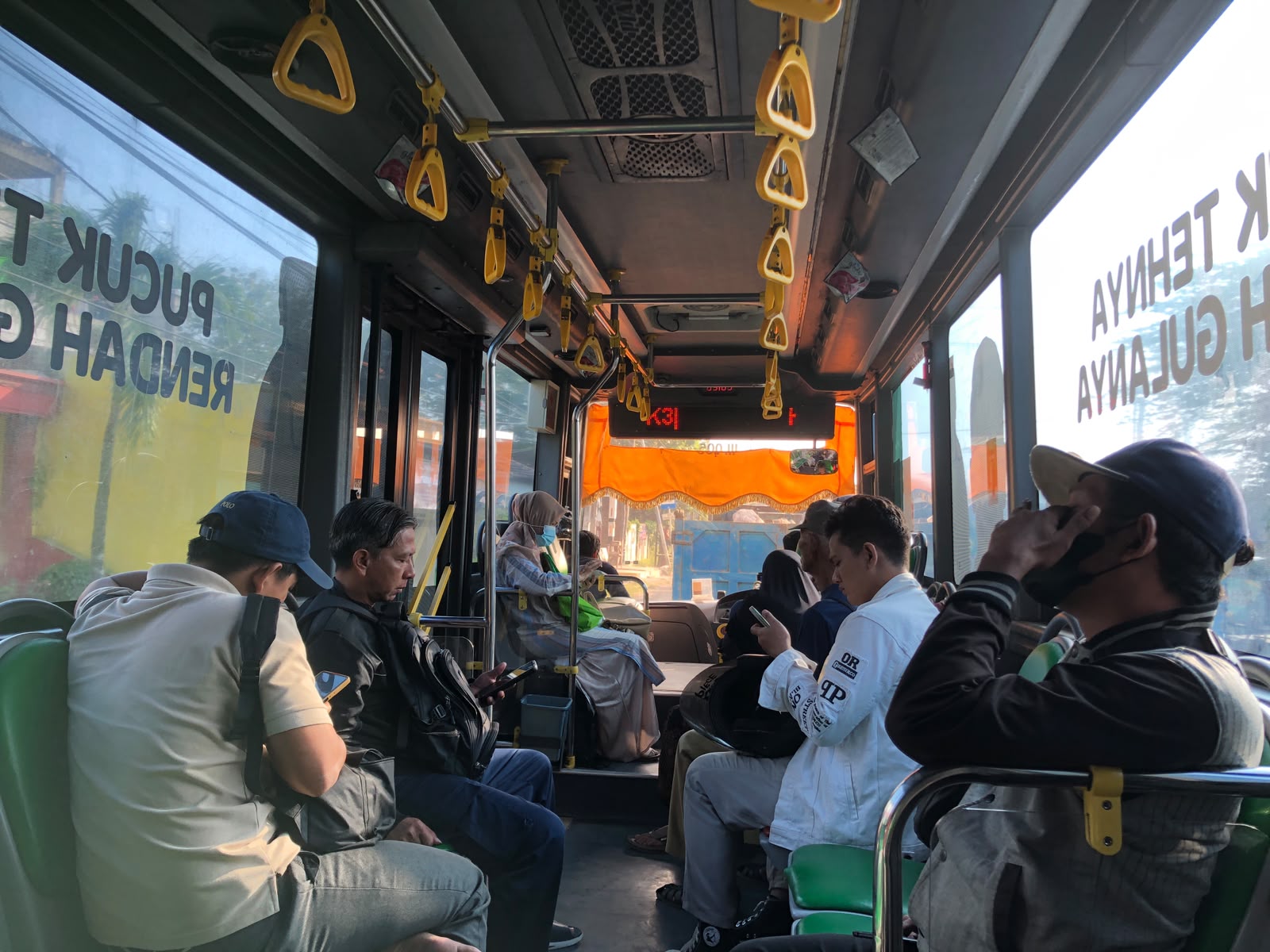Penumpang Bus Trans Jatim terjebak kemacetan parah di Cerme, Gresik.