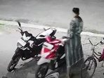 Pelaku curanmor terekam CCTV menuntun kendaraan milik jemaah musala di Sidoarjo. (Foto: Ist)