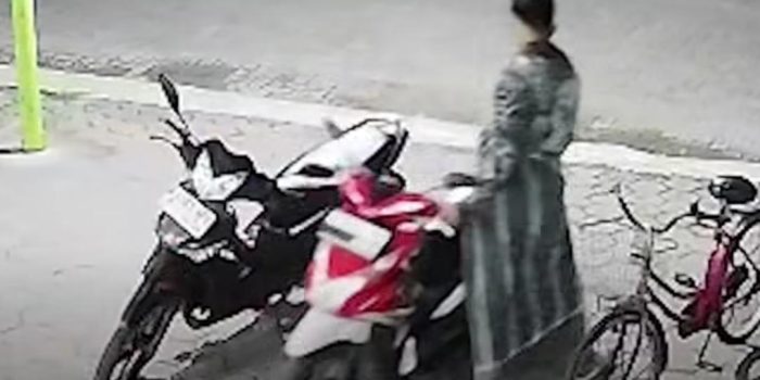 Pelaku curanmor terekam CCTV menuntun kendaraan milik jemaah musala di Sidoarjo. (Foto: Ist)