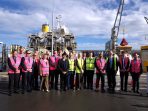 Duta Besar Republik Indonesia (RI) untuk Australia dan Vanuatu Siswo Pramono bersama pejabat Australia menyambut kedatangan pupuk uera di Pelabuhan Brisbane, Queensland. (Foto: Ist)