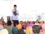 Bupati Jember Muhammad Fawait menyapa pelajar di Sukorambi. (Ist)