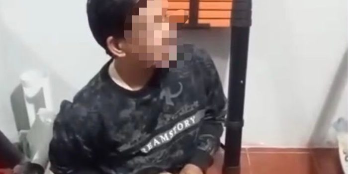 Pencuri kotak amal di Sumberbaru, Jember saat tertangkap warga. (Foto: Ist)