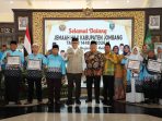 Jemaah haji asal Jombang saat menerima bantuan Rp20 juta dari Pemerintah UEA.(istimewa)