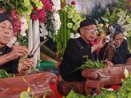 Prosesi jamasan pusaka Desa Ngliman Sawahan dan ritual mengarak pusaka sebelum di jamas (Agus Karyono)