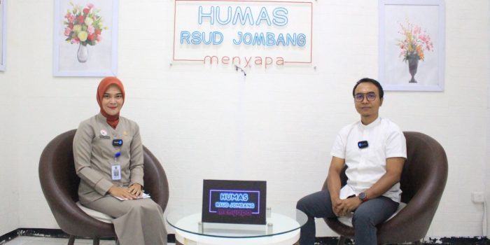 Dokter Spesialis Ortopedi RSUD Jombang, dr. Raden Taufan Mulyo, Sp.OT, mengedukasi masyarakat tentang sarkopenia dan pentingnya menjaga kekuatan otot seiring bertambahnya usia.(istimewa)
