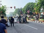 laka nganjuk Mobil pikap yang terguling setelah menabrak truk parkir di Jalan Raya Nganjuk-Surabaya, wilayah Kedungpedhet, Nganjuk