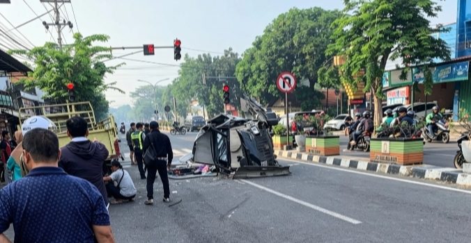Mobil pikap yang terguling setelah menabrak truk parkir di Jalan Raya Nganjuk-Surabaya, wilayah Kedungpedhet, Nganjuk