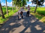 Anggota Satlantas Polres Nganjuk melakukan olah Tempat Kejadian Perkara di jalan umum Desa Jambi, Kecamatan Baron, pasca kecelakaan maut (Agus Karyono)