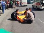 laka pasuruan Polisi evakuasi korban laka.