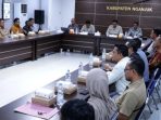 Konsolidasi dan penagihan tunggakan pajak kendaraan bermotor pelat kuning di Ruang Rapat Bapenda Nganjuk.