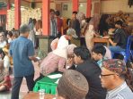 Proses penyerahan bantuan pangan kepada warga Desa Kampung Baru Tanjunganom sebagai upaya menjaga ketahanan pangan keluarga kurang mampu.