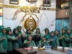nganjuk Ketua TP PKK Kabupaten Nganjuk, S. Wahyuni Marhaen, saat mengikuti penilaian virtual Lomba Kemping Asik.
