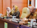 Ning Ita memberikan pembekalan kepada finalis Gus dan Yuk Kota Mojokerto 2026 (istimewa)
