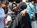 ning ita Ning Ita saat menyambut kedatangan jemaah haji kota Mojokerto (istimewa)