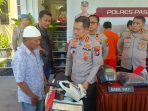 Kapolres serahkan motor hasil curanmor kepada korban.