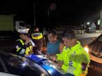 Satlantas Polres Jombang saat menindak puluhan truk yang parkir liar.(istimewa)