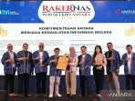 Menteri Komunikasi dan Digital Meutya Hafid (tengah) dan Direktorat Jenderal Komunikasi Publik dan Media Kemenkomdigi Fifi Aleyda Yahya (ketiga kanan) berfoto bersama Direktur Utama Perum LKBN ANTARA Benny Siga Butarbutar (keempat kiri) dan jajaran Dewan pengawas dan direksi ANTARA dalam Rakernas Perum LKBN ANTARA 2026 di Yogyakarta, Jumat (5/6/2026). Menkomdigi menegaskan LKBN ANTARA berperan strategis sebagai garda terdepan dalam menjaga fakta dan integritas informasi di tengah maraknya misinformasi di era digital. (ANTARA FOTO/Andreas Fitri Atmoko)