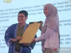 Menteri Komunikasi dan Digital Meutya Hafid (kanan) menerima plakat komitmen ANTARA dari Direktur Utama Perum LKBN ANTARA Benny Siga Butarbutar (kiri) dalam Rakernas Perum LKBN ANTARA 2026 di Yogyakarta, Jumat (5/6/2026). Menkomdigi menegaskan LKBN ANTARA berperan strategis sebagai garda terdepan dalam menjaga fakta dan integritas informasi di tengah maraknya misinformasi di era digital. ANTARA FOTO/Andreas Fitri Atmoko
