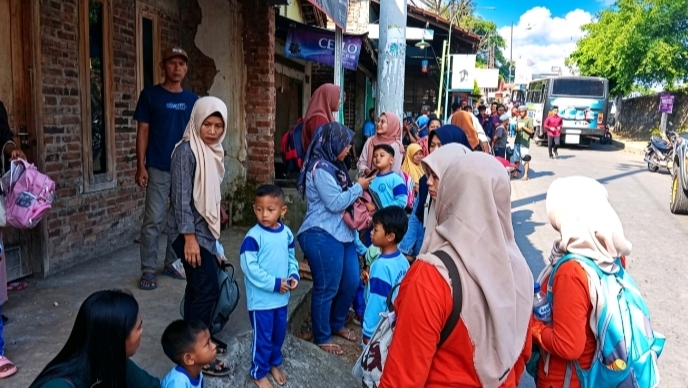  Puluhan Anak TK bersama guru selamat dari bus tayo yang terperosok di tebing jembatan kuncir ngetos Nganjuk