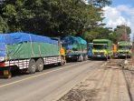 truk antre Antrean truk di Pelabuhan Ketapang.