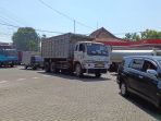Antrean kendaraan membeli solar subsidi.