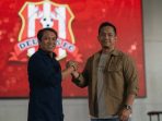 CEO Deltras FC Amir Burhanudin (kiri) saat memperkenalkan Deddy Adrianto Wibowo (kanan) sebagai Presiden Deltras FC yang baru. (Foto: Achmad Adi Nurcahya) CEO Deltras FC Amir Burhanudin (kiri) saat memperkenalkan Deddy Adrianto Wibowo (kanan) sebagai Presiden Deltras FC yang baru. (Foto: Achmad Adi Nurcahya)