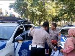 Anggota Satlantas Polres Gresik saat mengantar siswa baru SD yang tersesat. Anggota Satlantas Polres Gresik saat mengantar siswa baru SD yang tersesat.