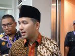 Wakil Gubernur Jatim Emil Elestianto Dardak saat diwawancarai awak media. (Foto: Achmad Adi Nurcahya)
