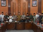 Bupati Sidoarjo Subandi bersama tokoh NU dan Muhammadiyah saat rapat di Opsroom Setda Kabupaten Sidoarjo. (Foto: Ist)