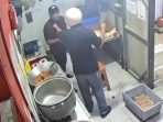 Pekerja rumah makan geprek di Sidoarjo saat disatroni gangster. (Foto: Ist)