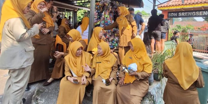 Para guru SDN Srengseng Sawah 15 Pagi.