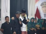 Bupati Jember Muhammad Fawait berdialog bersama pengurus RT/RW di Rambipuji. (Foto: Aji)