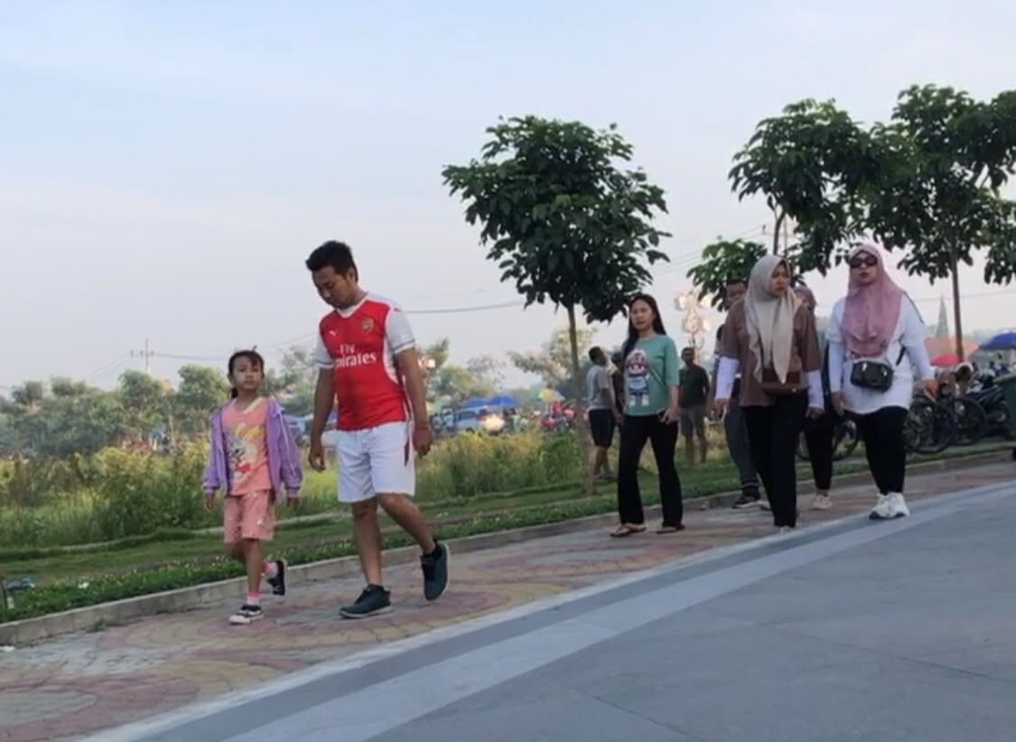 Islamic Center Gresik Ramai Dikunjungi saat Akhir Pekan, Warga Jogging hingga Berburu Kuliner UMKM 1 Aktivitas warga saat akhir pekan di Islamic Center Gresik. (Foto: Andika DP)