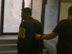Tersangka saat tiba di Mapolresta Sidoarjo.