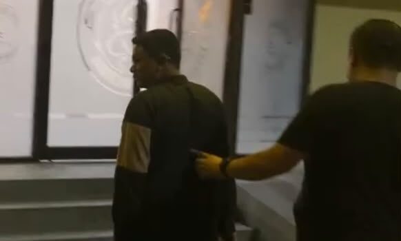 Tersangka saat tiba di Mapolresta Sidoarjo.