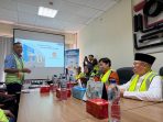 Ketua Komite IV DPD RI Ahmad Nawardi dan Kepala BPS Gresik Indriya Purwaningsih saat Sensus Ekonomi di PT Wahana Duta Jaya Rucika. (Foto: Andika DP)