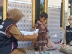 Tenaga kesehatan Jember saat melakukan pemeriksaan ke rumah warga. (Foto: Ist) Tenaga kesehatan Jember saat melakukan pemeriksaan ke rumah warga. (Foto: Ist)