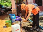 BPBD Jember saat melakukan dropping air bersih. (Foto: Ist)