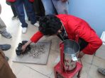 mahasiswa Untag Surabaya mengimplementasikan Teknologi Tepat Guna (TTG) berupa mesin Dry Press untuk mengolah limbah cair industri kerupuk ikan menjadi pupuk organik cair (POC) berbasis asam amino.