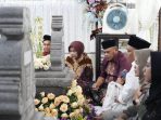 Wakil Bupati Sidoarjo Mimik Idayana saat menghadiri Haul Mbah Kiai Kalam. (Foto: Ist/dok Kominfo Sidoarjo) Wakil Bupati Sidoarjo Mimik Idayana saat menghadiri Haul Mbah Kiai Kalam. (Foto: Ist/dok Kominfo Sidoarjo)