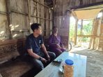 Anggota Fraksi PDI Perjuangan DPRD Jombang Ama Siswanto saat mengunjungi rumah Mbah Ngatini. (Foto: Teguh)