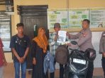Petugas Polsek Kembangbahu Polres Lamongan menyerahkan sepeda motor kepada pemiliknya. (Foto: Ist) Petugas Polsek Kembangbahu Polres Lamongan menyerahkan sepeda motor kepada pemiliknya. (Foto: Ist)