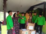Anggota PKB Sidoarjo saat menyerahkan bantuan baju layak pakai untuk penghuni Liponsos. (Foto: Achmad Adi Nurcahya) Anggota PKB Sidoarjo saat menyerahkan bantuan baju layak pakai untuk penghuni Liponsos. (Foto: Achmad Adi Nurcahya)