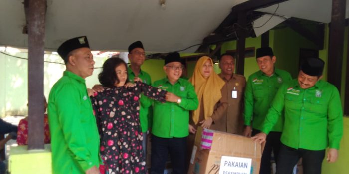 Anggota PKB Sidoarjo saat menyerahkan bantuan baju layak pakai untuk penghuni Liponsos. (Foto: Achmad Adi Nurcahya) Anggota PKB Sidoarjo saat menyerahkan bantuan baju layak pakai untuk penghuni Liponsos. (Foto: Achmad Adi Nurcahya)