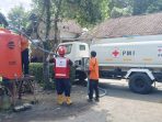 Truk tangki PMI Jember salurkan air bersih di Dusun Bunder, Desa Sumber Pinang, Jember. (Foto: Ist) Truk tangki PMI Jember salurkan air bersih di Dusun Bunder, Desa Sumber Pinang, Jember. (Foto: Ist)