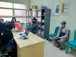 Remaja asal Dukuh Tengah, Buduran, Sidoarjo yang viral akibat aksi tak senonoh menjalani pemeriksaan kesehatan di puskesmas. (Ist/Polsek Buduran)